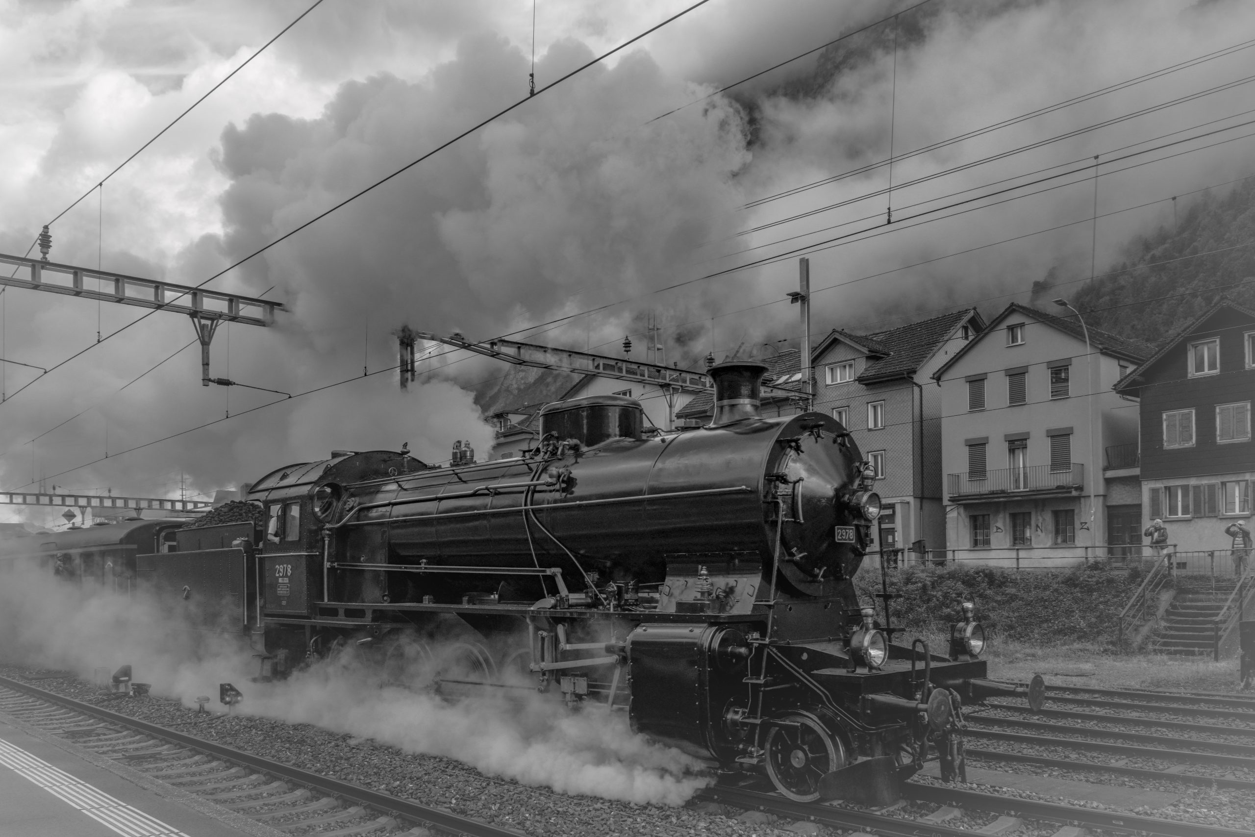 RS_Ausfahrt_Dampf-Extrazug1_mit_C5-6_nach_Goeschenen_SW-7