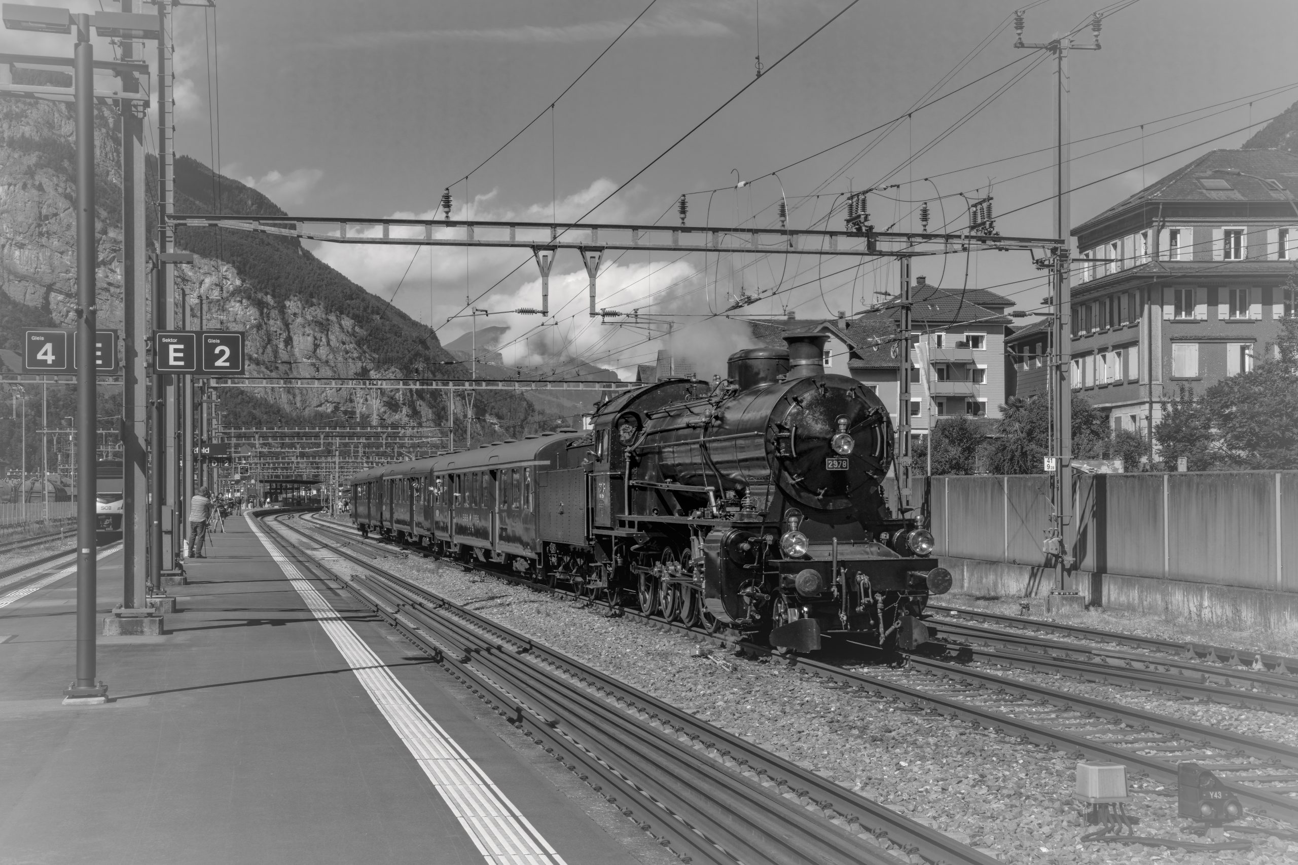 RS_Ausfahrt_Dampf-Extrazug2_mit_C5-6_nach_Goeschenen_SW-2