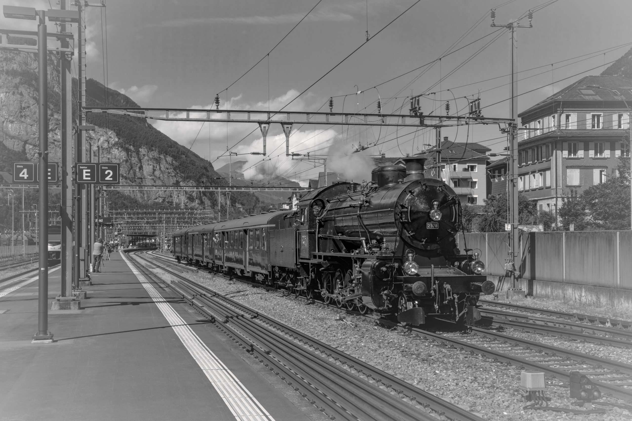 RS_Ausfahrt_Dampf-Extrazug2_mit_C5-6_nach_Goeschenen_SW-3