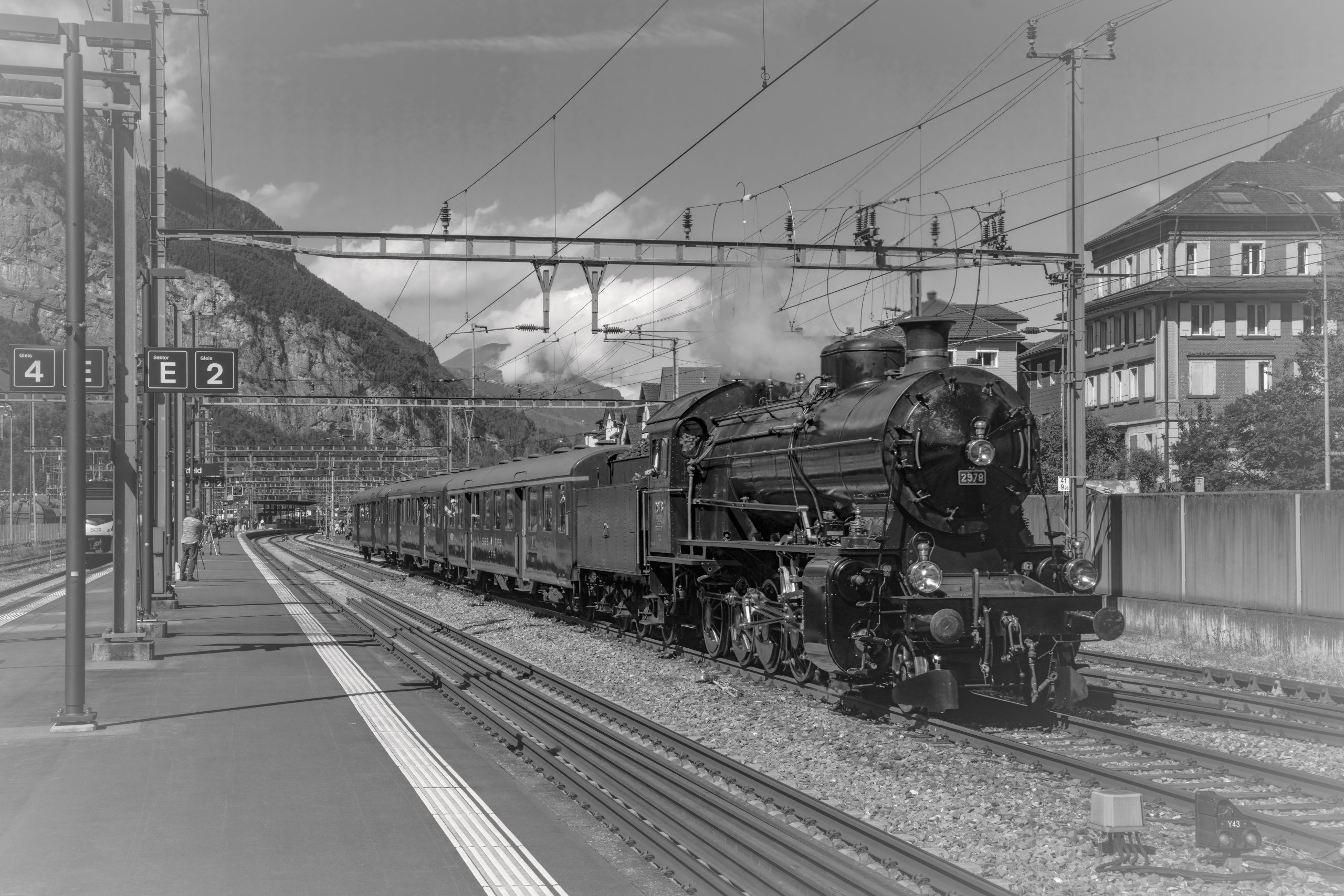 RS_Ausfahrt_Dampf-Extrazug2_mit_C5-6_nach_Goeschenen_SW-4