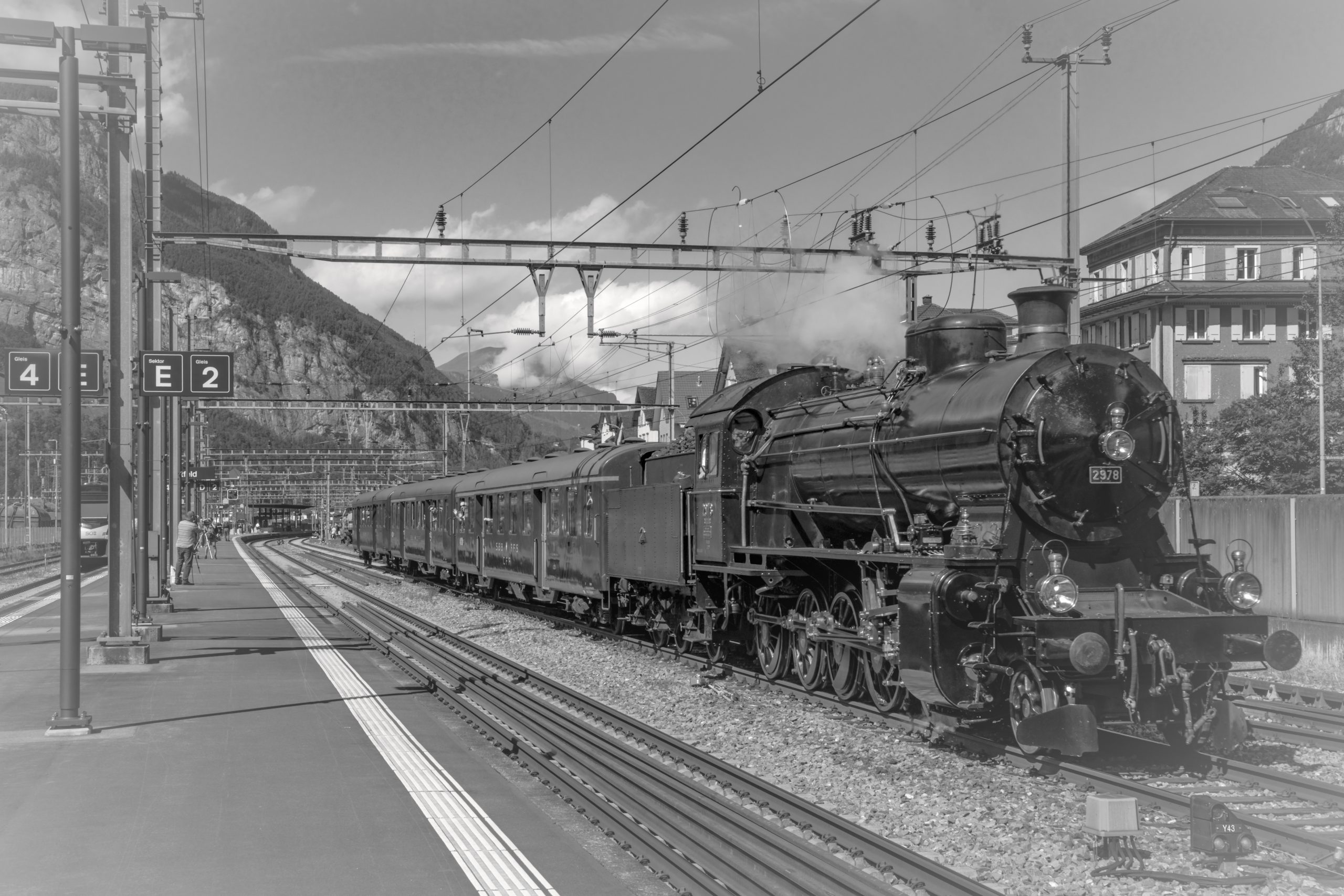 RS_Ausfahrt_Dampf-Extrazug2_mit_C5-6_nach_Goeschenen_SW-6