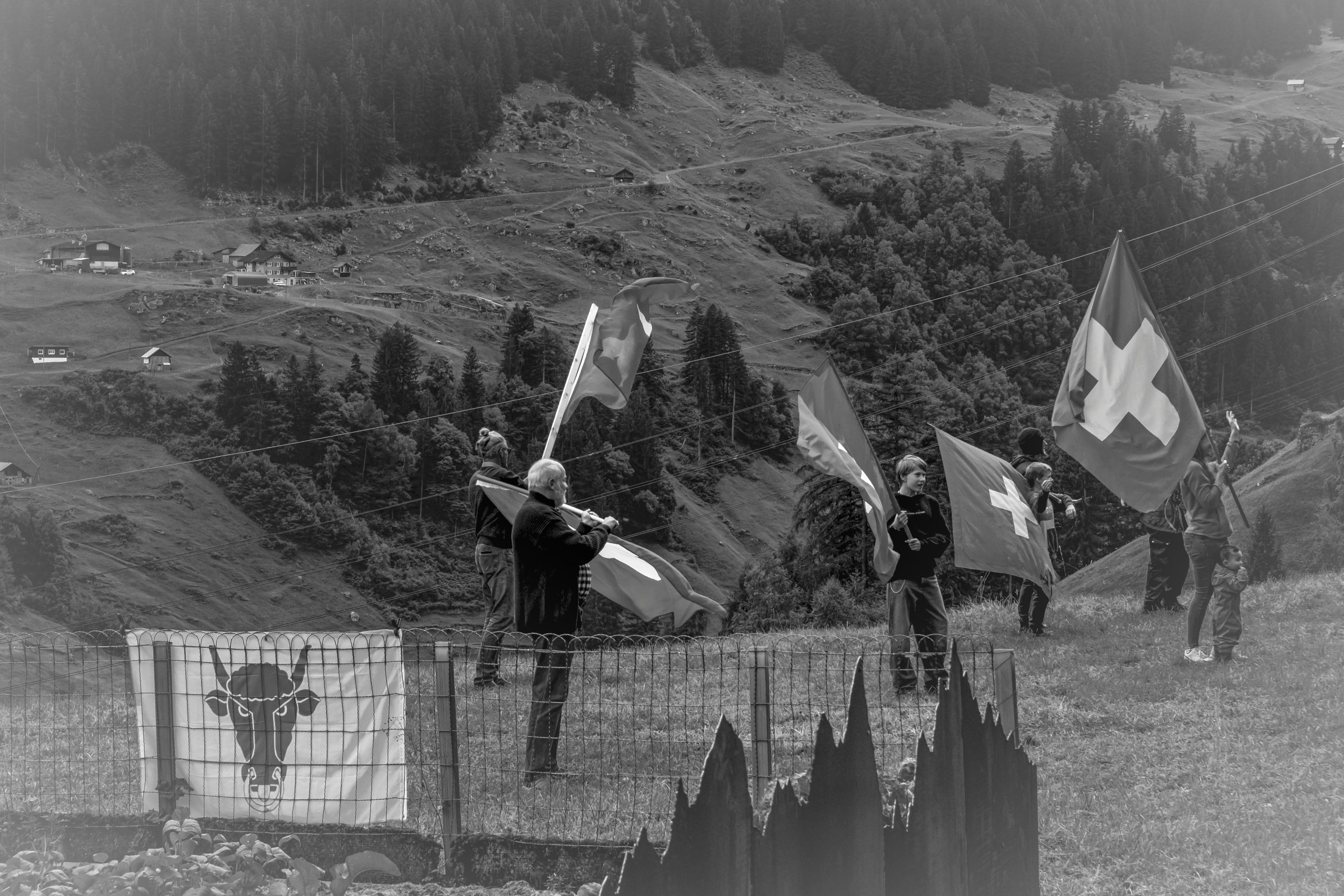 RS_Fahnenschwenker_Xaver_Andermatt_bei_Bergfahrt_SW