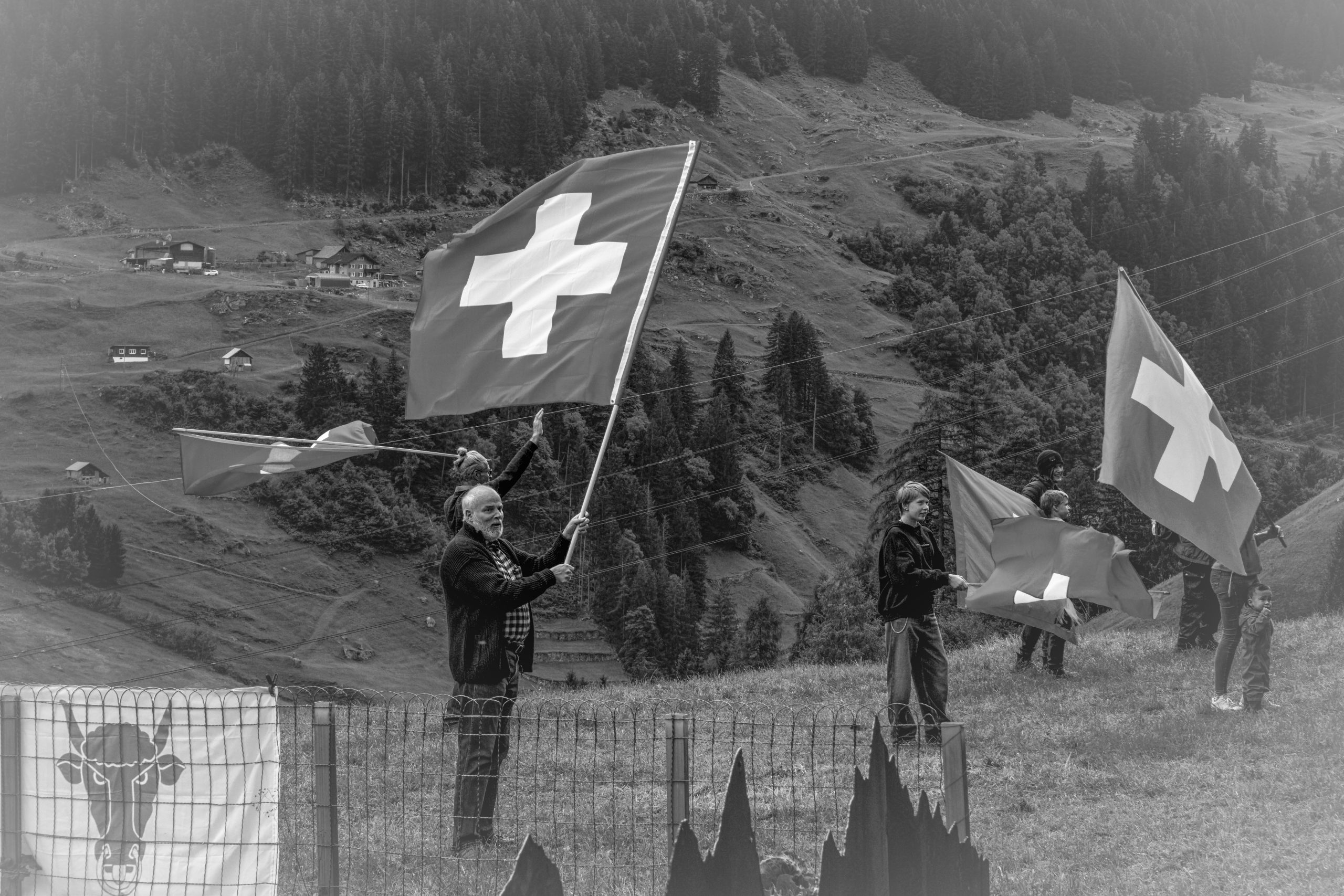 RS_Fahnenschwenker_Xaver_Andermatt_bei_Bergfahrt_SW-2