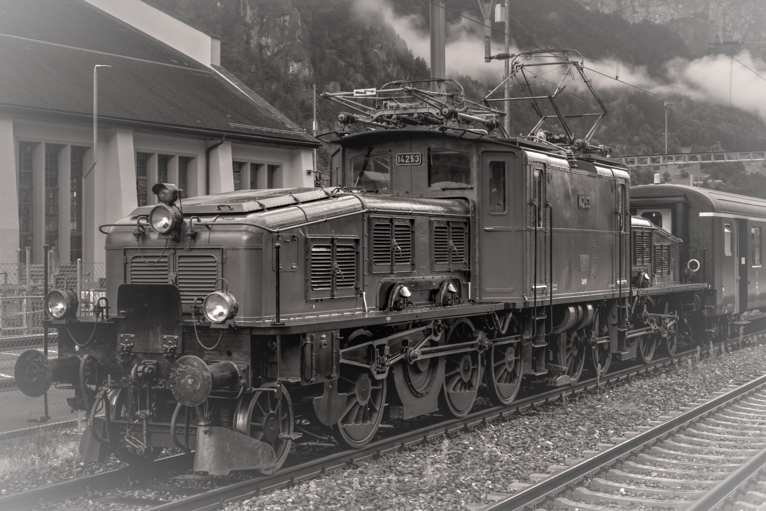 RS_Krokodil_Wartegleis_Erstfeld_SW-2