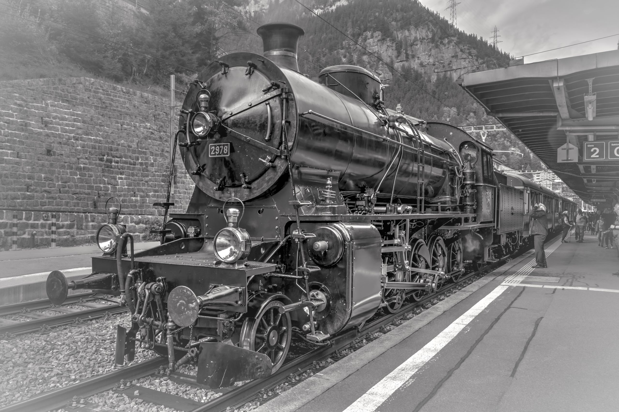 RS_GBT1_C5-6_Zweiter_Zug_Ankunft_und_Umlauf_in Göschenen_SW