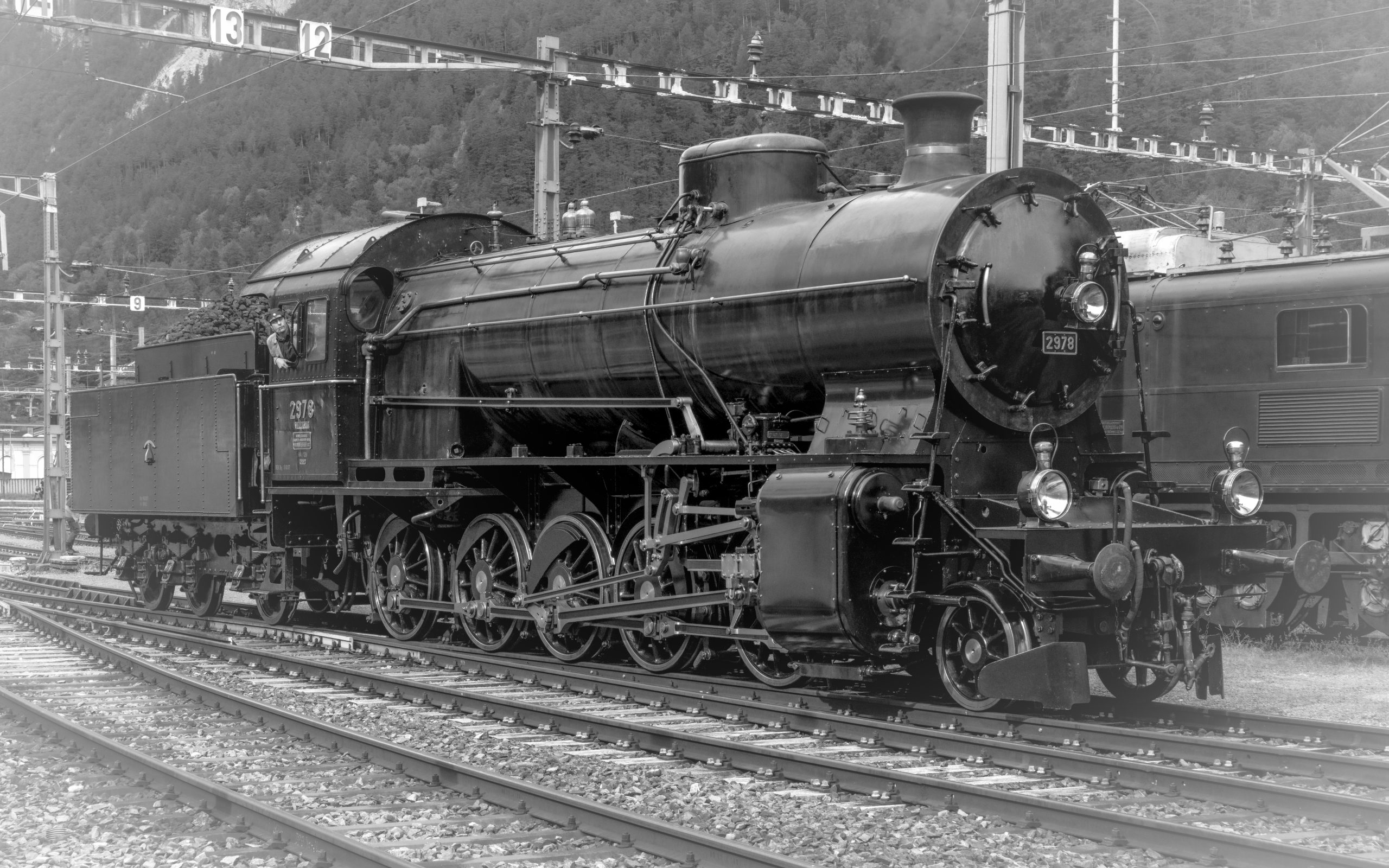 RS_GBT1_C5-6_Zweiter_Zug_Einfahrt_Bw_Erstfeld_SW-2